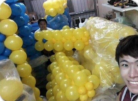 工作室裡製作中的黃藍氣球城堡