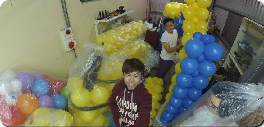 熬夜趕工的工作室，大型小小兵套著塑膠袋準備搬運