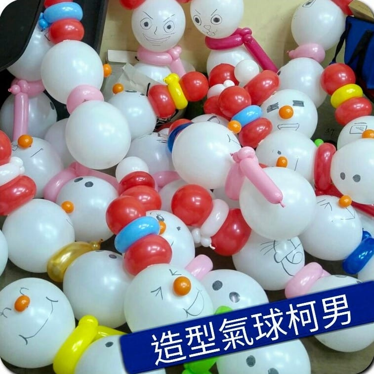 堆成一堆的聖誕雪人造型氣球，紅帽與彩色圍巾