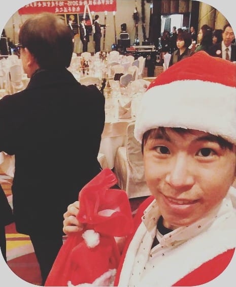 穿聖誕老公公衣服的我在晚宴會場自拍