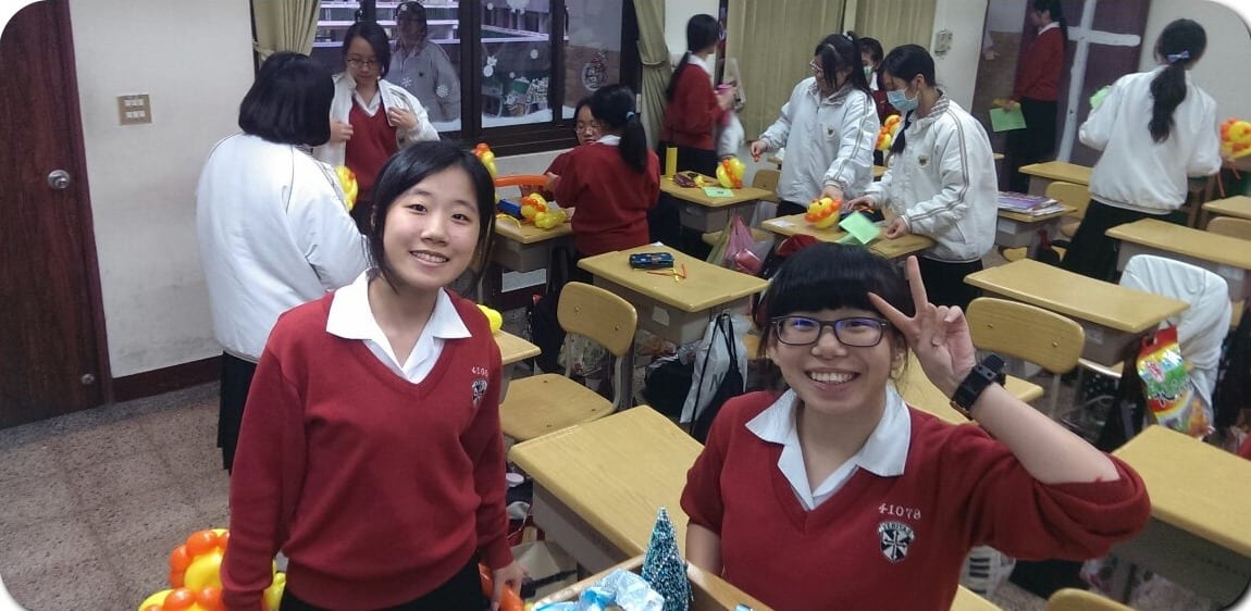 靜修女中氣球課下課前，兩位學生笑著入鏡