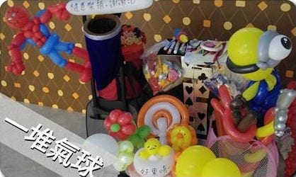 折氣球攤位上的蜘蛛人、小小兵、蛋黃哥等造型氣球展示