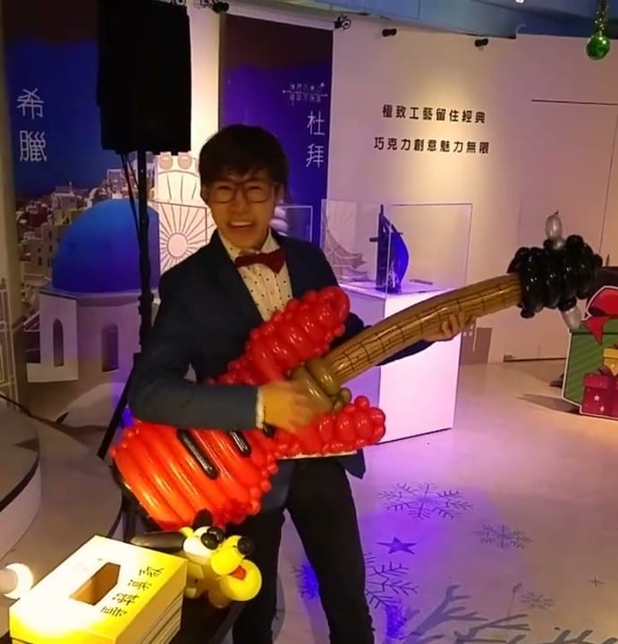 紅色氣球電吉他特寫，木紋琴頸與黑色琴頭