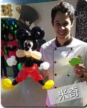 穿白色廚師服的男士拿著米奇造型氣球