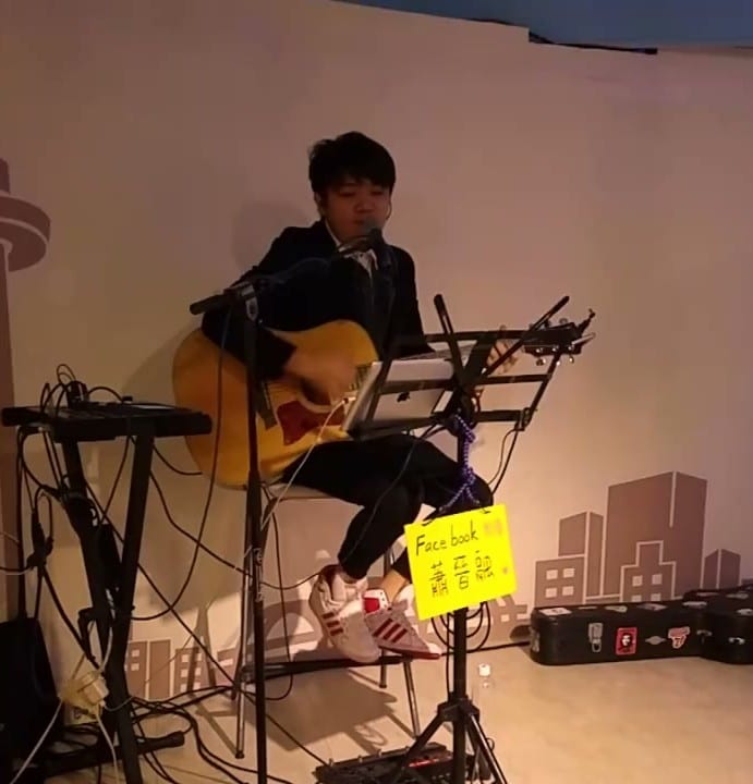 影片結尾由朋友坐著彈奏真的木吉他