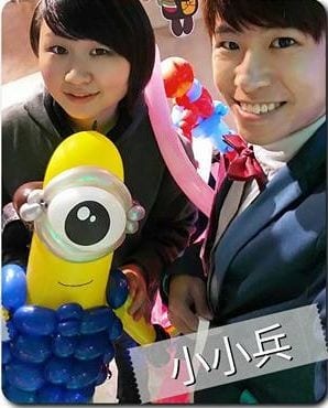 女孩抱著藍色吊帶褲的小小兵造型氣球和我合照