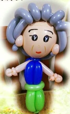 灰色捲髮、畫著皺紋的阿嬤造型氣球特寫