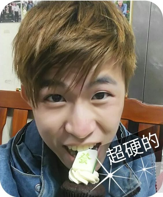 我咬著杯子蛋糕上的麻將發字裝飾，旁邊寫著超硬的