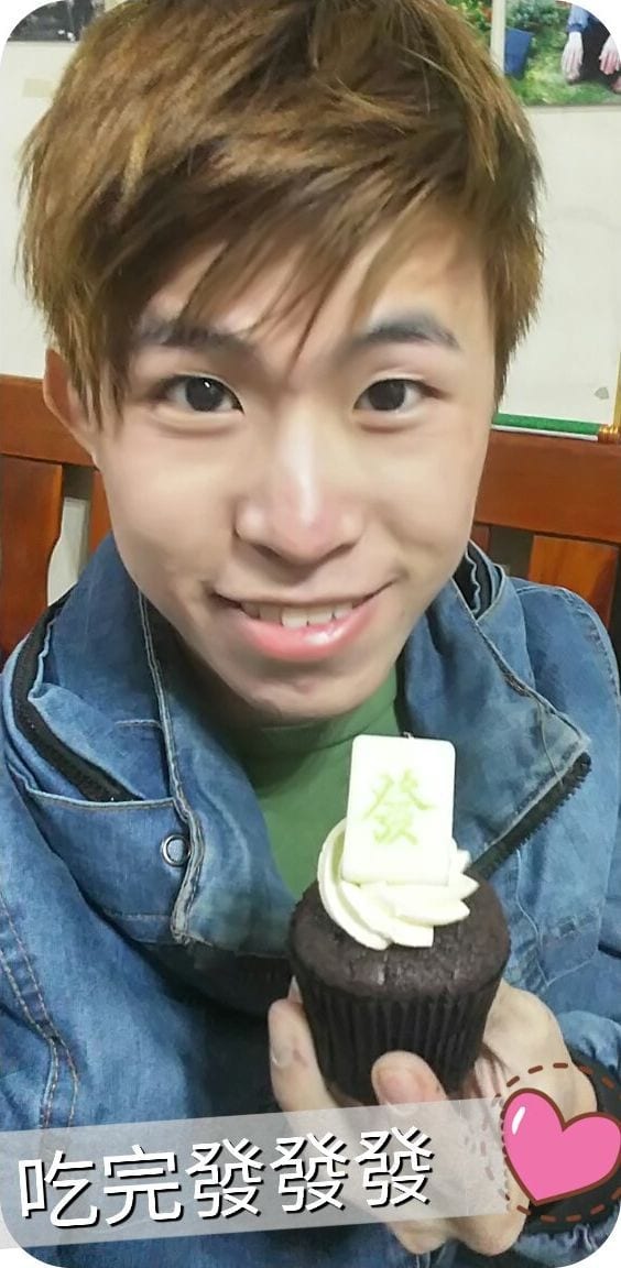 我拿著麻將發字造型的巧克力杯子蛋糕微笑