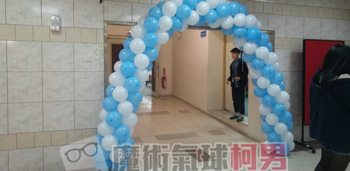 淺藍與白色交錯的氣球拱門立在禮堂入口