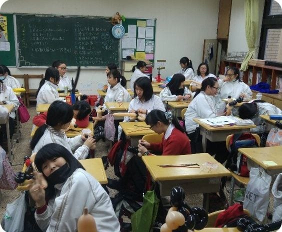 靜修女中氣球課的教室全景，學生坐在座位上折氣球