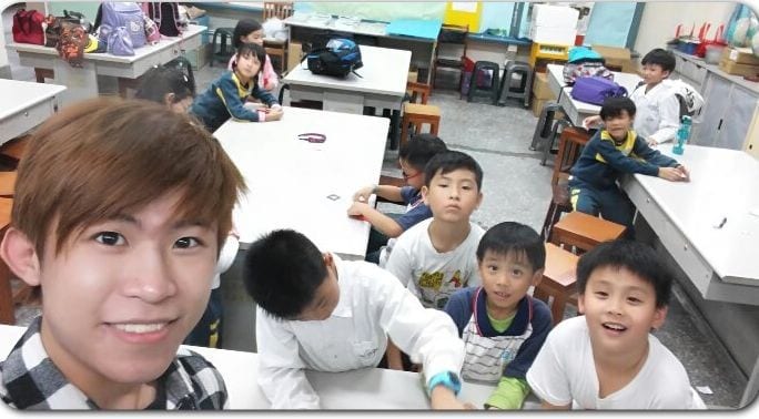 魔術課教室裡，我和中正國小的學生們一起自拍