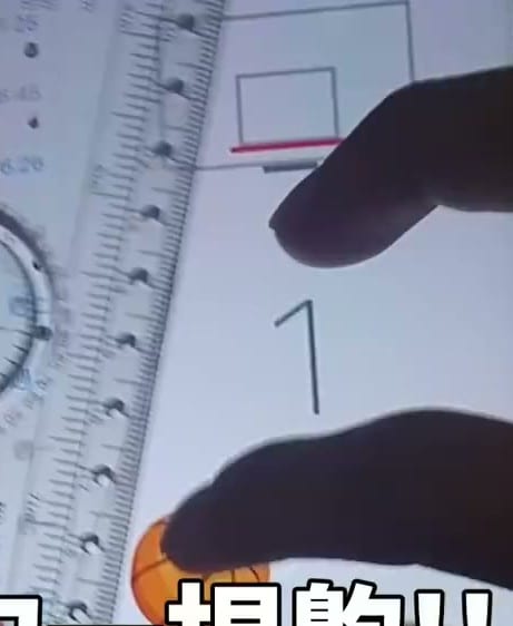 用透明尺當軌道把籃球推進框，分數變成 1