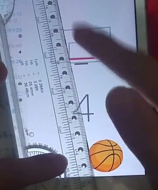 透明尺靠在平板螢幕上，FB 籃球遊戲分數來到 4 分