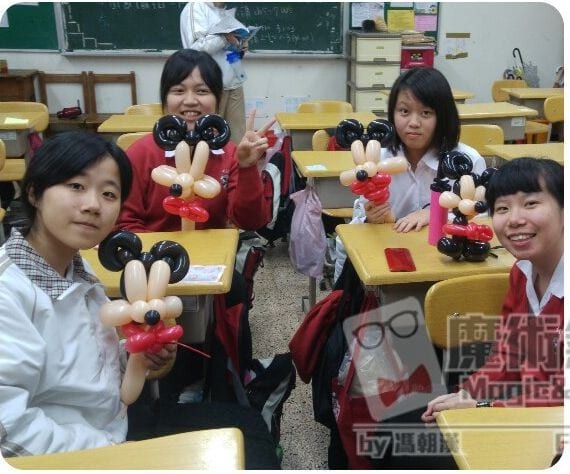 四位學生拿著完成的米奇造型氣球合照