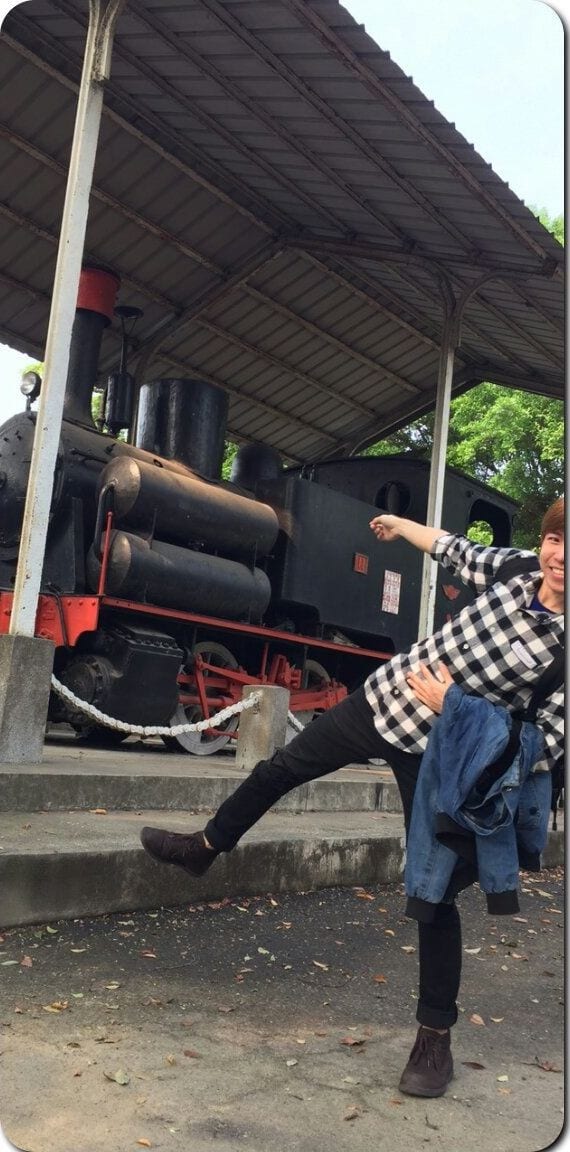 穿格子襯衫的我在雲林斗南的老蒸汽火車頭前擺姿勢