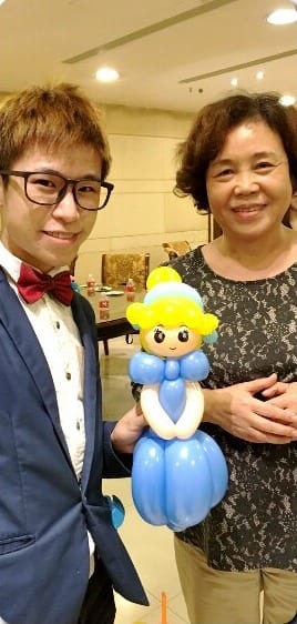 我和長輩拿著金髮藍裙公主造型氣球合照