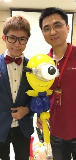 我和工作人員拿著小小兵造型氣球合照