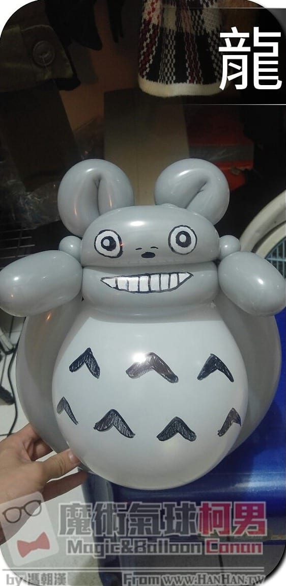 第一版灰色龍貓造型氣球，張嘴露出牙齒