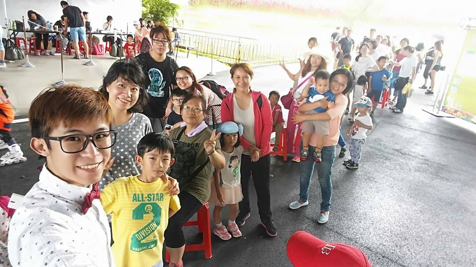 新金寶健行活動，排隊拿造型氣球的家長和小朋友排成長龍