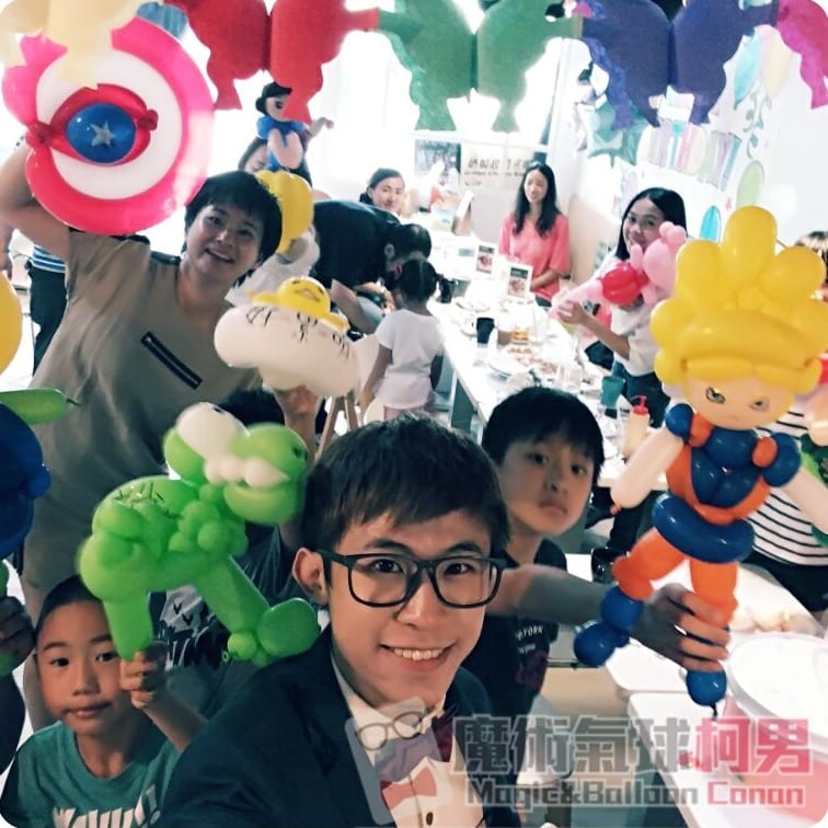 生日派對上孩子舉著孫悟空、美國隊長盾牌造型氣球和我自拍
