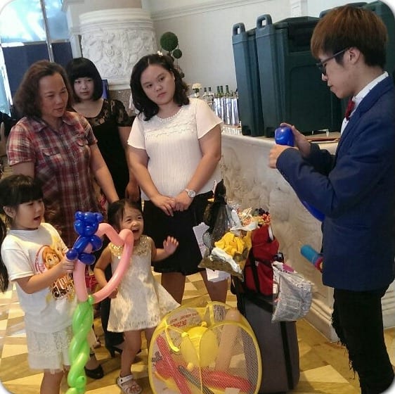 婚宴上小女孩拿到愛心手拿棒和藍色小熊，我正在折下一個