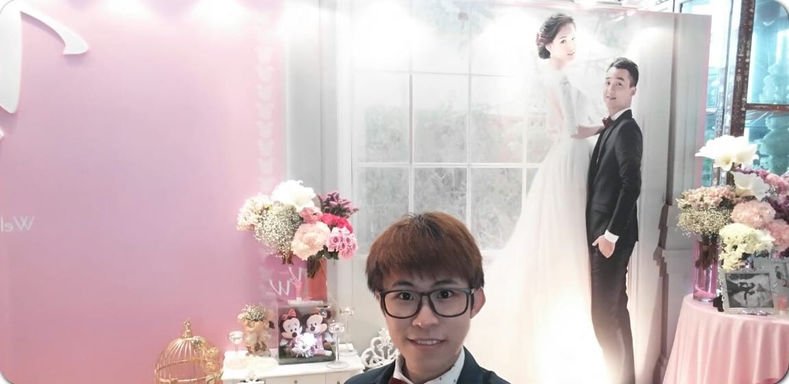 婚禮迎賓區的婚紗照背板與花藝，我在前面自拍