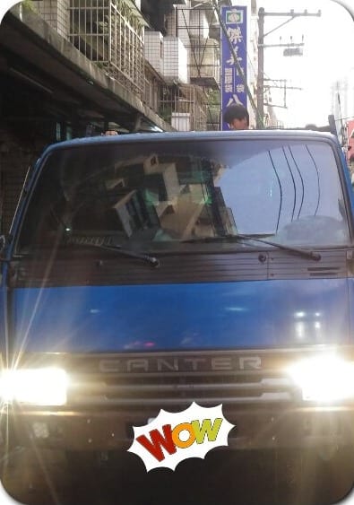 表哥開來支援載運的藍色大貨車