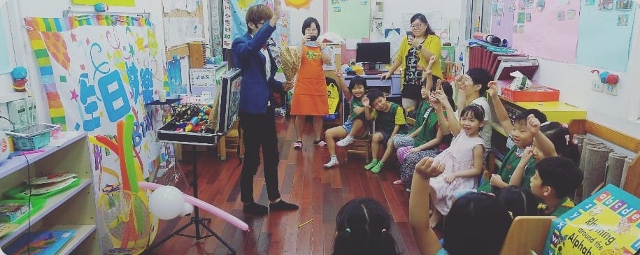 幼稚園教室裡，我為全班小朋友表演魔術，小朋友舉手搶著參與