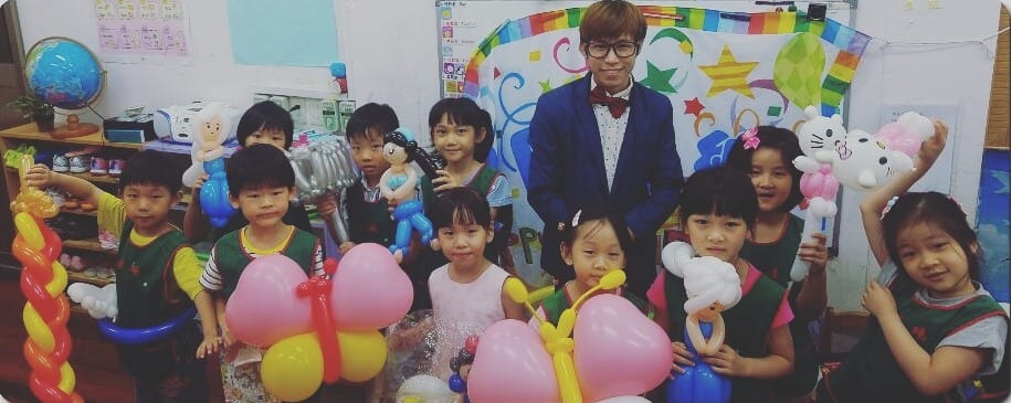 曉星幼稚園教室慶生會，小朋友拿著蝴蝶、公主與 Hello Kitty 造型氣球和我合照
