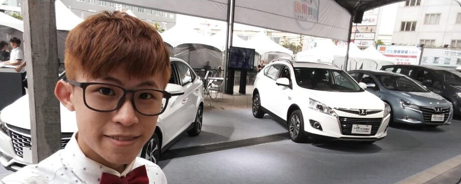 桃園南崁 LUXGEN 試車體驗活動帳篷下的展示車與我的自拍