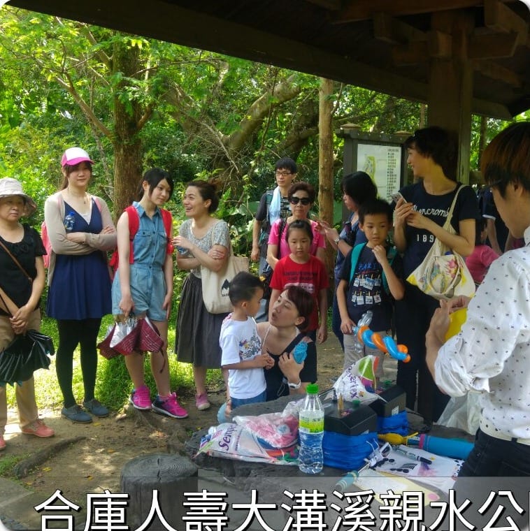 台北內湖大溝溪親水公園合庫人壽健走活動，參加者在涼亭等我折氣球