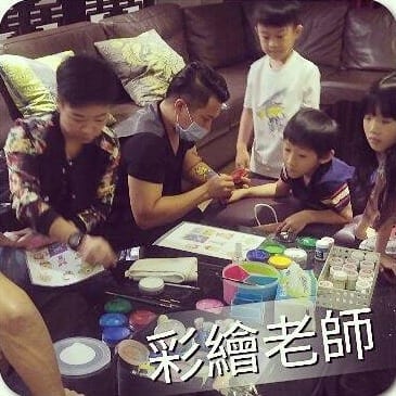 兩位彩繪老師在沙發區幫小朋友畫手部彩繪
