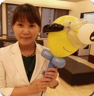 萬華醫院員工拿著戴護目鏡的小小兵造型氣球