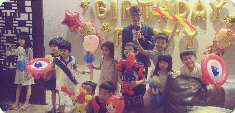 台中生日派對，小朋友拿著美國隊長盾牌和蜘蛛人造型氣球站在金色字母前