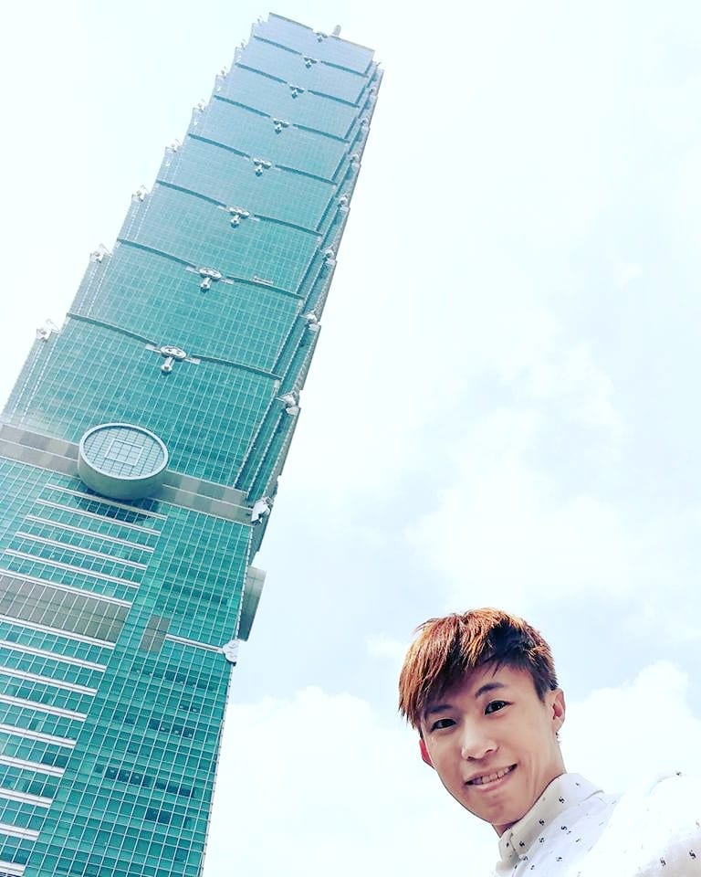 我在台北信義區台北101大樓下方的自拍