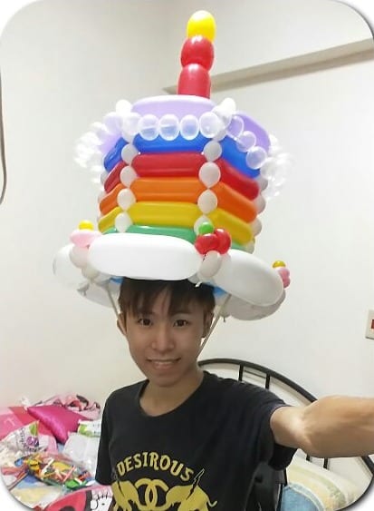 戴著蠟燭造型氣球蛋糕帽自拍的我