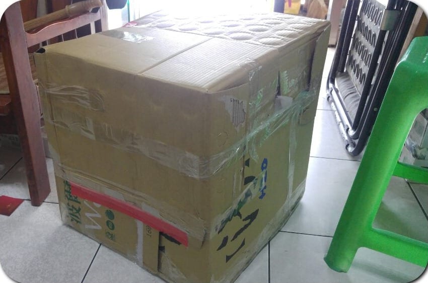 用膠帶纏好的大紙箱，裡面裝著一頂造型氣球帽準備寄出