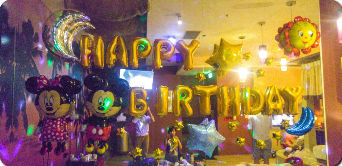生日派對包廂裡的金色 HAPPY BIRTHDAY 字母氣球與米奇米妮鋁箔氣球