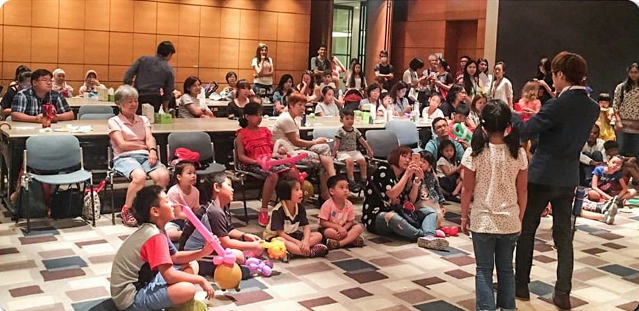 魔術表演時,綁雙馬尾的小女孩上台當小幫手