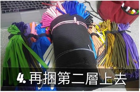 在捲好的氣球外面再捆上第二層彩色氣球束