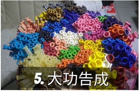 整理完成的長條造型氣球捆，各色氣球吹嘴朝上排成一大圈