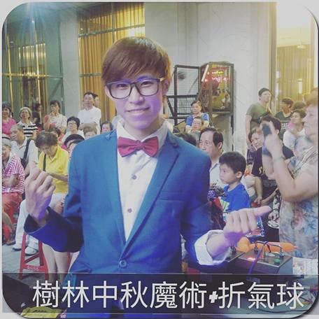 新北樹林中秋活動，我在台前表演，身後坐滿觀看魔術與折氣球的大小朋友
