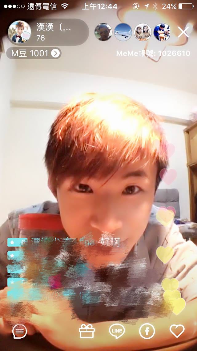 柯男在 MeMe 直播的手機畫面截圖，鏡頭前近距離自拍