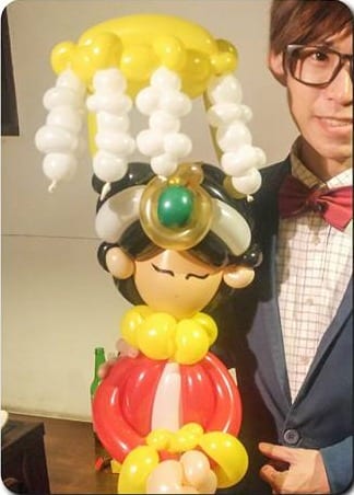 魯旦川鍋聖誕活動現場客人點的媽祖造型氣球，金色頭冠與紅袍