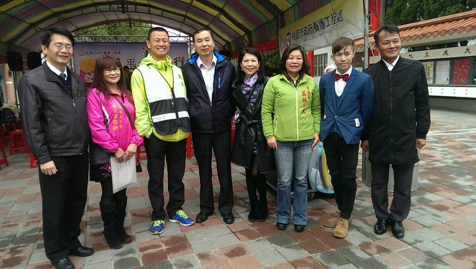 桃園大成國中「道平人愛行」活動，柯男與來賓在帳篷下合照