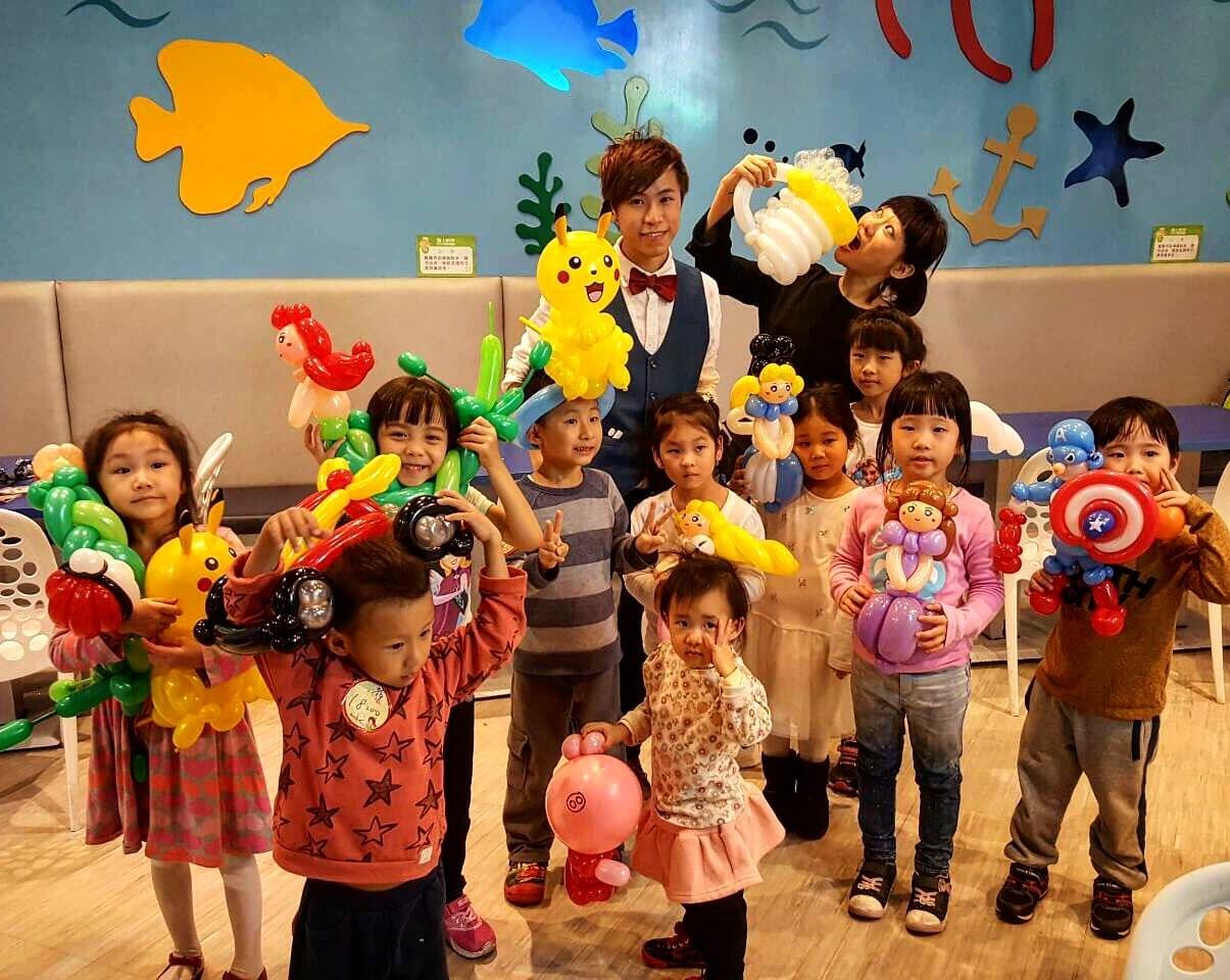 6 歲生日派對小朋友大合照，拿著皮卡丘、美國隊長盾牌、人魚、公主造型氣球