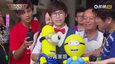 民視綜藝大集合南投錄影畫面，柯男拿著小小兵造型氣球，旁人說好厲害