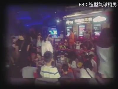 Cars 3 首映會活動現場花絮，影城前聚集的觀眾