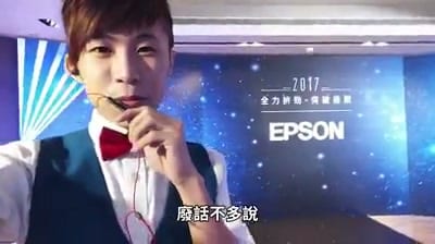 EPSON 尾牙花絮影片畫面，柯男戴著頭戴式麥克風在星空背板前自拍